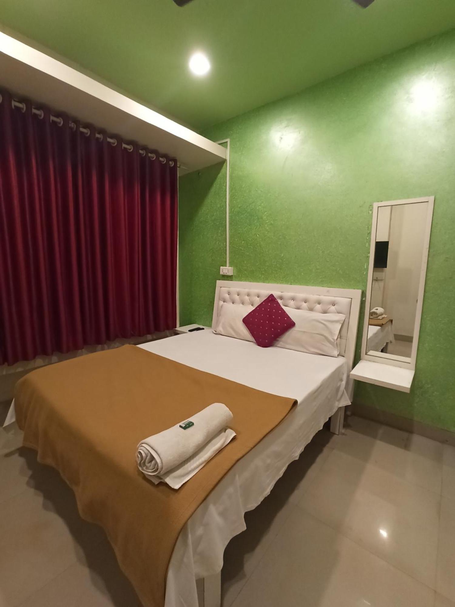 Malwade Motel Pune Exteriör bild